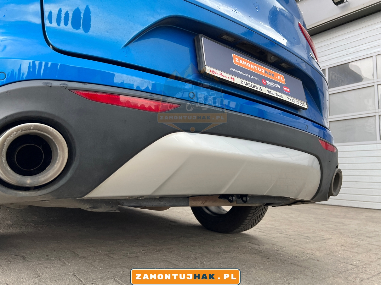 zblizenie na zderzak samochodu od tylu pokazane niewidoczne wycecie w zderzaku tylnym dla kuli haka holowniczego westfalia a40v - po montazu w autoryzowanym serwisie w poznaniu